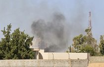دخان يتصاعد خلال الاشتباكات بين الميليشيات المتناحرة في طرابلس بليبيا