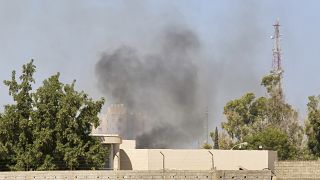 دخان يتصاعد خلال الاشتباكات بين الميليشيات المتناحرة في طرابلس بليبيا