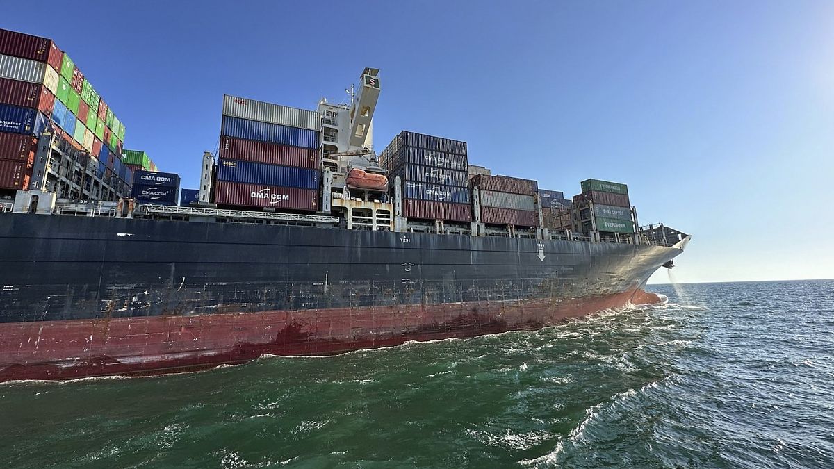 Ein Containerschiff verlässt den Hafen von Odessa