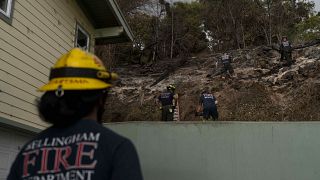 Hawaii'de enkaz kaldırma çalışmaları yapan itfaiyeci ekipleri