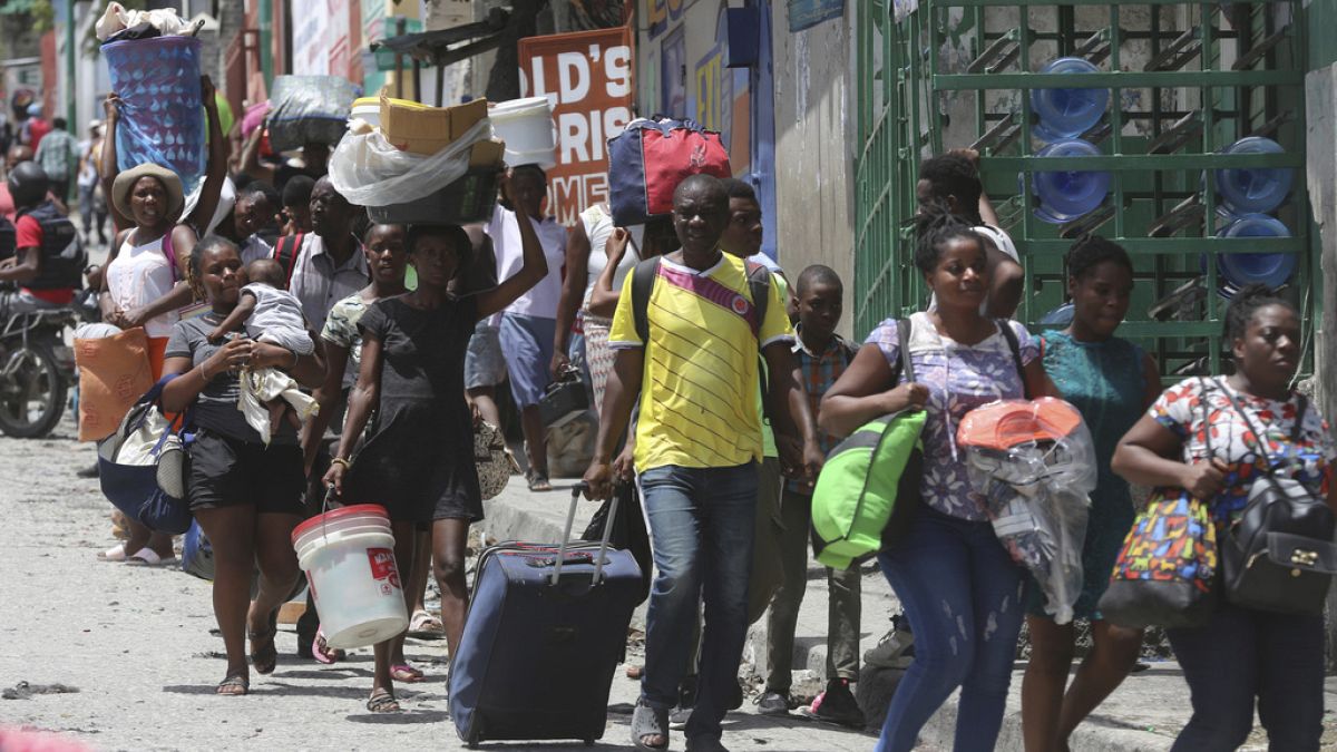 Miles de personas huyen de la violencia de las bandas criminales en Puerto Príncipe, Haití