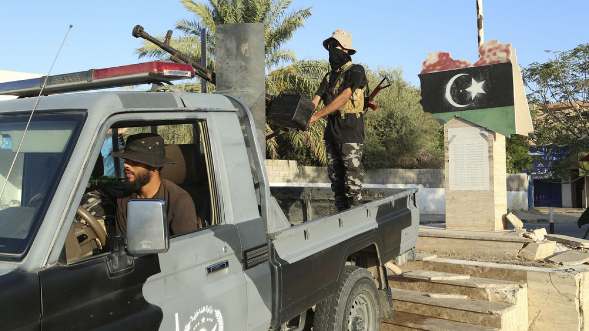 Las fuerzas de seguridad libias montan guardia en Trípoli, Libia, el martes 16 de agosto de 2023. 