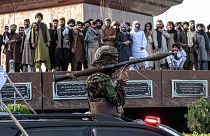 Kabil'deki ABD Büyükelçiliği yakınlarında düzenlenen geçit töreni sırasında silahlı Taliban güvenlik personeli, 15 Ağustos 2023