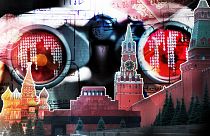 Colagem do Kremlin, passaportes e espião a olhar através de binóculos
