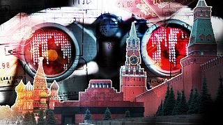 Colagem do Kremlin, passaportes e espião a olhar através de binóculos