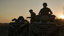 Ukraynalı askerler, Rus güçleriyle kanlı çatışmalara sahne olan Bahmut kenti civarında zırhlı araçlarına binerken