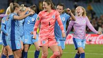 La portera inglesa Mary Earps, en el centro, y sus compañeras de equipo celebran tras su victoria en el partido de semifinales en el Estadio Australia, el 16 de agosto de 2023