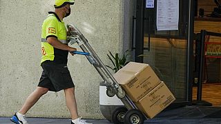 رجل يسلم بضائع إلى متجر في سيدني، أستراليا، الخميس 7 أكتوبر 2021