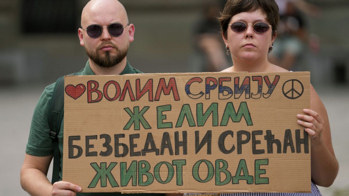 "Szeretjük Szerbiát, biztonságos és boldog életet akarunk itt!" - háborúellenes tüntetők Belgrádban