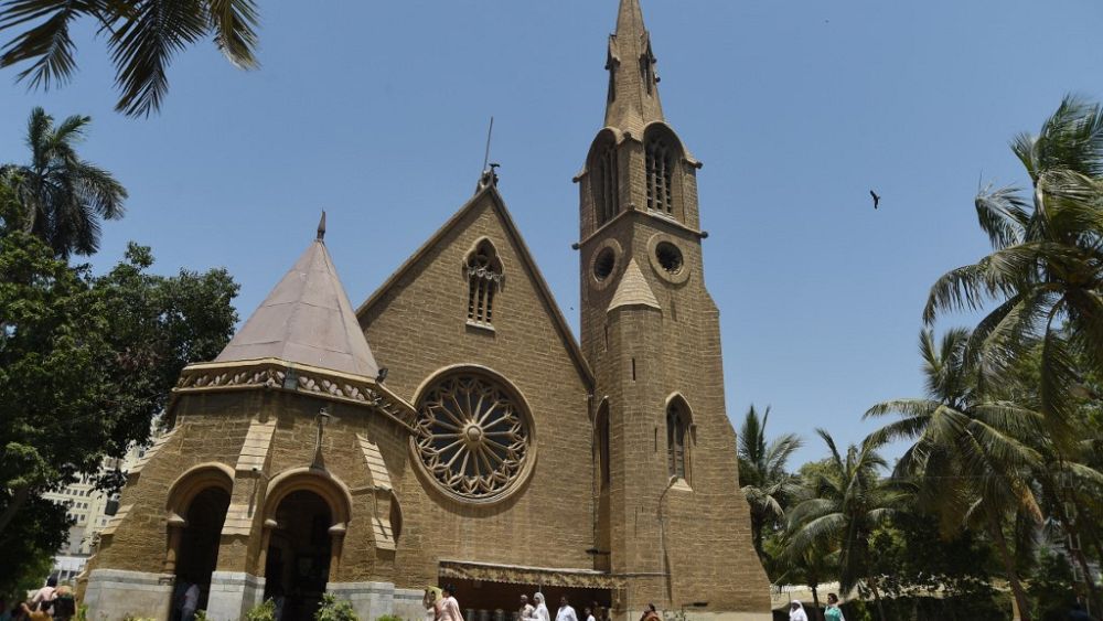 بعد اتهام عائلة مسيحية بالتجديف.. إحراق عدد من الكنائس في شرق باكستان