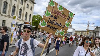 ARCHIVO - Un participante sostiene una pancarta durante la 23ª Hanfparade, una marcha tradicional a favor del cannabis en toda Alemania, en Berlín.