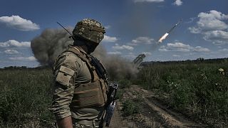 Ukrán katona egy Grad rakétát néz Bahmutnál