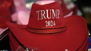 قبعة ترامب 2024 معروضة للبيع في ويست بالم بيتش، فلوريدا، السبت 15 يوليو 2023