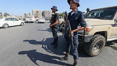 Einheiten der libyschen Sicherheitskräfte überwachen den Verkehr in Tripolis.