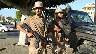 عنصران من قوات الأمن الليبية في العاصمة طرابلس