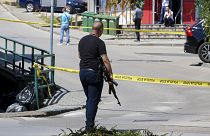 Полицейский держит винтовку во время крупной погони за мужчиной, который застрелил своего напарника и вел прямую трансляцию в Instagram в Градачаце, Босния. 11 августа 2023 г.