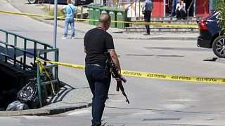 Um agente da polícia segura uma espingarda durante uma grande perseguição a um homem que disparou e matou o seu parceiro enquanto o transmitia em direto no Instagram em Gradacac, na Bósnia. 11 de agosto de 2023