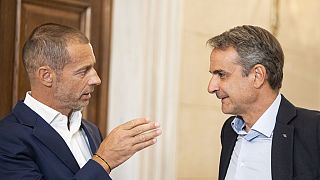 El primer ministro griego Kyriakos Mitsotakis, habla con el presidente de la UEFA Aleksander Ceferin en Atenas, el miércoles 16 de agosto de 2023,