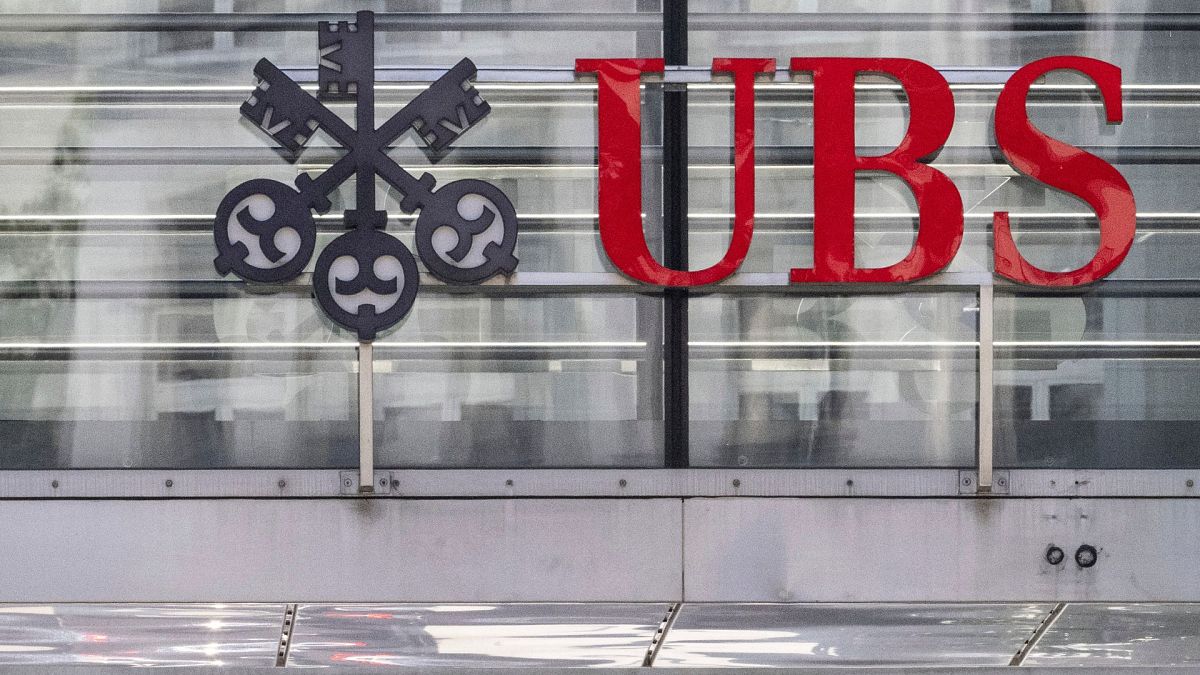 آرم بانک UBS سوئیس در زوریخ، سوئیس، ژوئن ۲۰۲۳