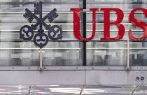 آرم بانک UBS سوئیس در زوریخ، سوئیس، ژوئن ۲۰۲۳