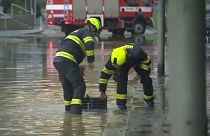 موظفو الدفاع المدني يحاولون تسليك مصارف المياه في شارع بكارلوفي فاري بجمهورية التشيك