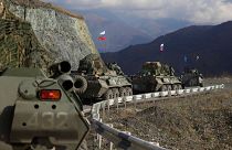 خودروهای نظامی روسیه در امتداد جاده‌ای به سمت منطقه قره باغ کوهستانی در نوامبر ۲۰۲۰
