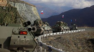 خودروهای نظامی روسیه در امتداد جاده‌ای به سمت منطقه قره باغ کوهستانی در نوامبر ۲۰۲۰