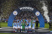 A Manchester City játékosai ünnepelnek a trófeával a labdarúgó Európai Szuperkupa mérkőzése után a pireuszi Karaiszkakisz Stadionban