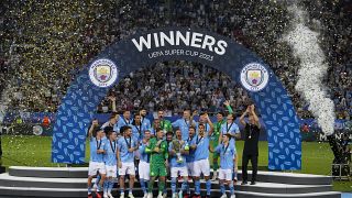 A Manchester City játékosai ünnepelnek a trófeával a labdarúgó Európai Szuperkupa mérkőzése után a pireuszi Karaiszkakisz Stadionban
