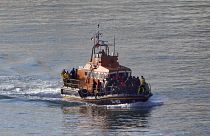  مهاجرون على متن قارب نجاة في طريقهم إلى دوفر، كينت، بعد حادث قارب صغير، 10 أغسطس 2023.