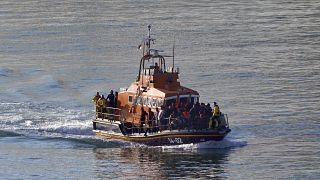  مهاجرون على متن قارب نجاة في طريقهم إلى دوفر، كينت، بعد حادث قارب صغير، 10 أغسطس 2023.