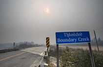 Дым от лесного пожара заполняет воздух в районе Баундэри-Крик, Северо-Западные территории, примерно в 25 км к востоку от Йеллоунайфа