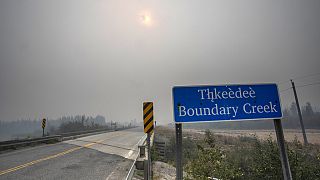 Дым от лесного пожара заполняет воздух в районе Баундэри-Крик, Северо-Западные территории, примерно в 25 км к востоку от Йеллоунайфа