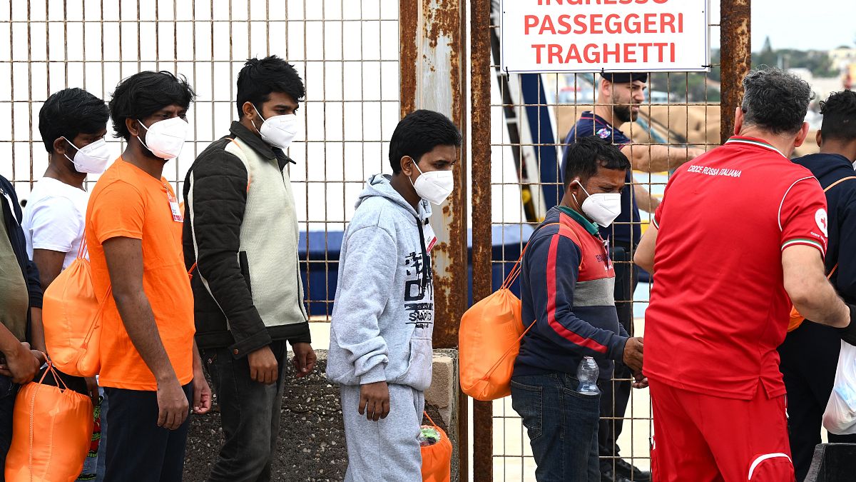 Десятки тысяч мигрантов прибыли на Лампедузу с начала года