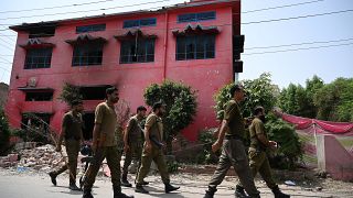  وصول الشرطة الباكستانية لحراسة كنيسة في جارانوالا في ضواحي فيصل آباد