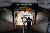 Полицейские из подразделения "Бригада специалистов местности" (BST 14) преследуют подозреваемых в торговле людьми в северном районе Марселя, южная Франция, 31 марта 2023 г.