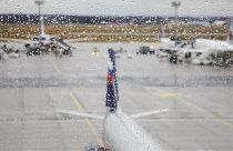 O aeroporto de Frankfurt foi atingido por fortes chuvas na quarta-feira à noite.