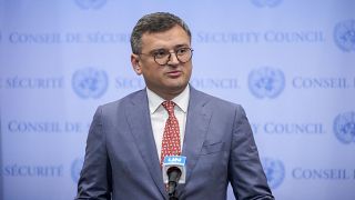 El ministro de Asuntos Exteriores ucraniano, Dmitró Kuleba, habla con los periodistas antes de asistir a una reunión del Consejo de Seguridad sobre la situación en Ucrania.