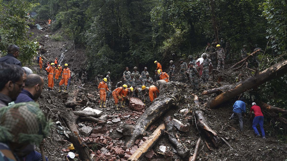 رجال الإنقاذ يبحثون في الأنقاض عن ناجين بعد الانهيار الأرضي بفعل هطول الأمطار