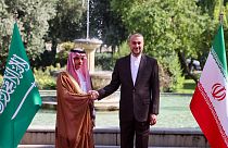 صورة أرشيفية لاستقبال وزير الخارجية الإيراني نظيره السعودي في طهران في حزيران الماضي