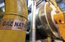 Una pegatina indica "gas natural" en una tubería de la planta de la empresa francesa R-CUA, en Estrasburgo, este de Francia, el 7 de octubre de 2022.