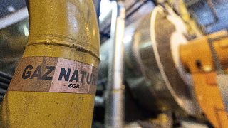 Um autocolante diz "gás natural" num tubo na fábrica da empresa francesa R-CUA, em Estrasburgo, no leste de França, a 7 de outubro de 2022\. 