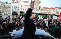 André Ventura, líder del partido populista Chega gesticula mientras hace campaña en el centro de Lisboa, el viernes 28 de enero de 2022.