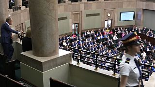 Donald Tusk ellenzéki vezető a varsói parlament karzatán