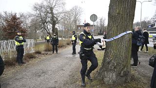 الشرطة السويدية يقيمون حاجزا أمام السفارة التركية في ستوكهولم