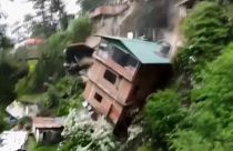 Una casa entera, junto con otros edificios, se desplomó por un acantilado en un corrimiento de tierras masivo en Shimla, Himachal Pradesh. 