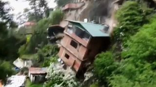 Una casa entera, junto con otros edificios, se desplomó por un acantilado en un corrimiento de tierras masivo en Shimla, Himachal Pradesh.