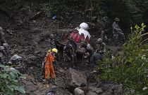 رجال الإنقاذ يبحثون في الأنقاض عن ناجين بعد الانهيار الأرضي بعد هطول الأمطار الغزيرة في شيملا