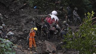 رجال الإنقاذ يبحثون في الأنقاض عن ناجين بعد الانهيار الأرضي بعد هطول الأمطار الغزيرة في شيملا