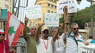 لبنانيون يتظاهرون أمام مجلس النواب اللبناني 